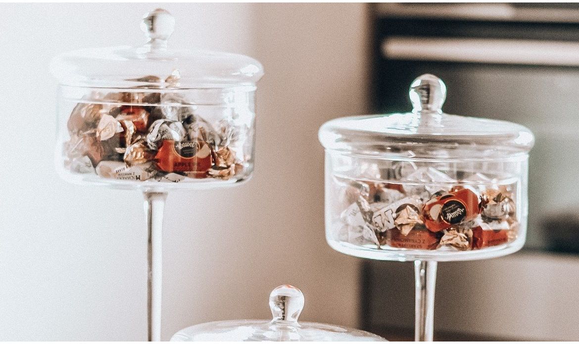 Efektowny sposób na ekspozycję słodyczy w miejscu sprzedaży - bombonierka szklana